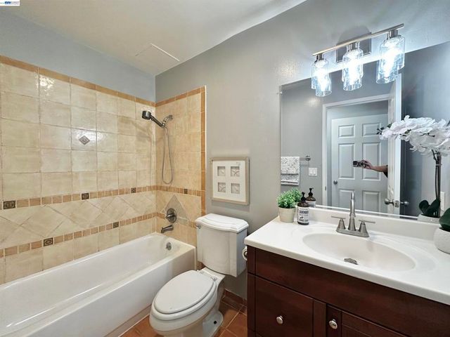 6 Commodore Drive C337, Emeryville, CA 94608