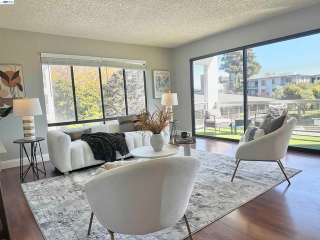 6 Commodore Drive C337, Emeryville, CA 94608
