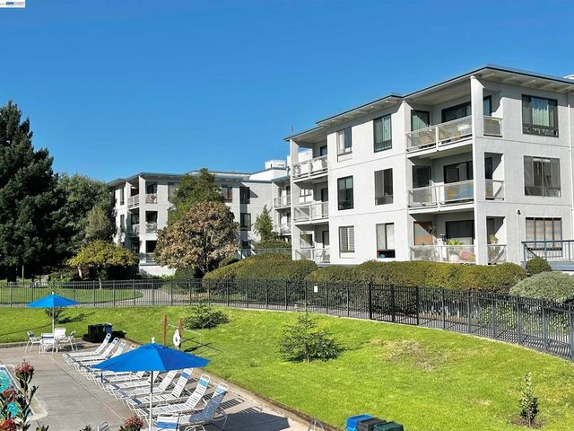 6 Commodore Drive C337, Emeryville, CA 94608