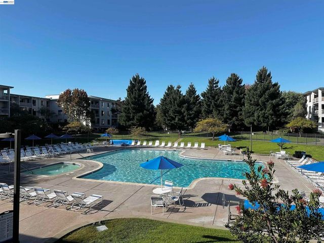 6 Commodore Drive C337, Emeryville, CA 94608