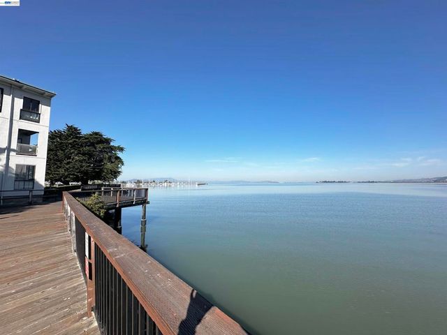 6 Commodore Drive C337, Emeryville, CA 94608