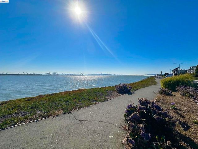 6 Commodore Drive C337, Emeryville, CA 94608
