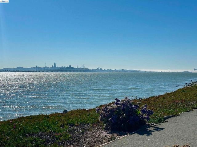 6 Commodore Drive C337, Emeryville, CA 94608