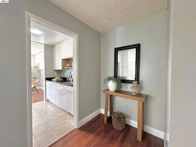 6 Commodore Drive C337, Emeryville, CA 94608