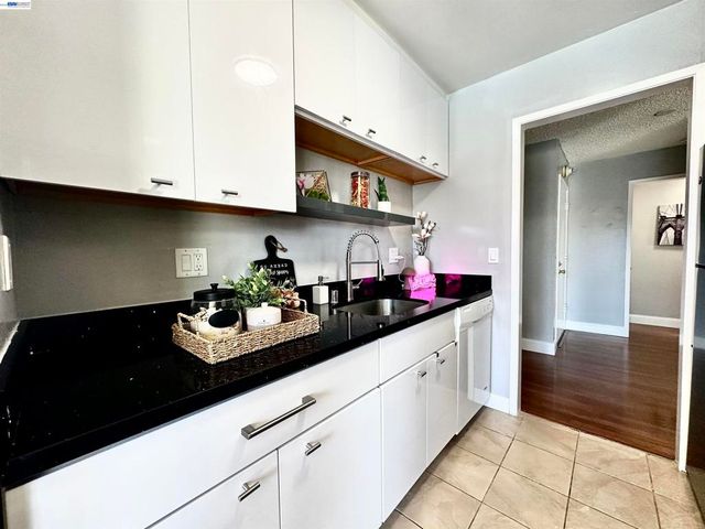 6 Commodore Drive C337, Emeryville, CA 94608