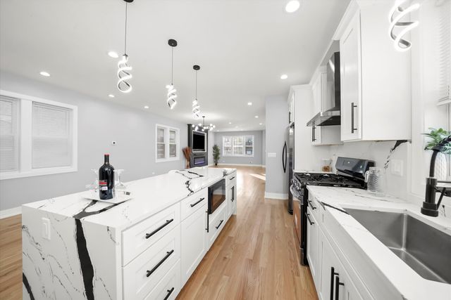 657 N PINE Avenue, Chicago, IL 60644