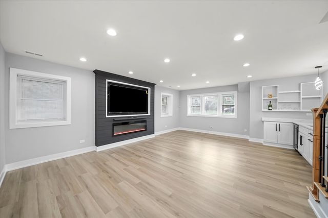 657 N PINE Avenue, Chicago, IL 60644