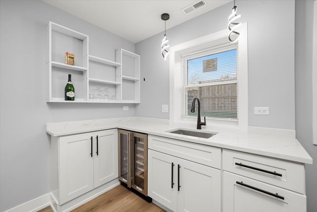 657 N PINE Avenue, Chicago, IL 60644