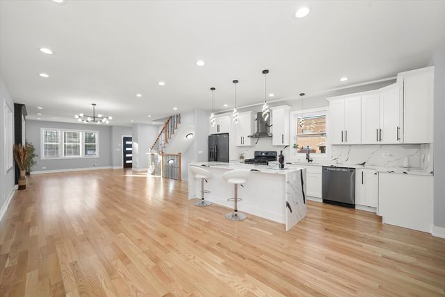 657 N PINE Avenue, Chicago, IL 60644