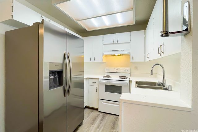 500 Mananai Place 17V, Honolulu, HI 96818