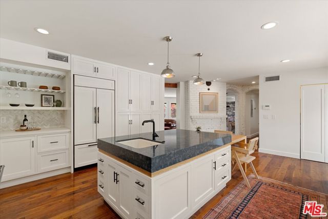 2700 Glendower Avenue, Los Angeles, CA 90027