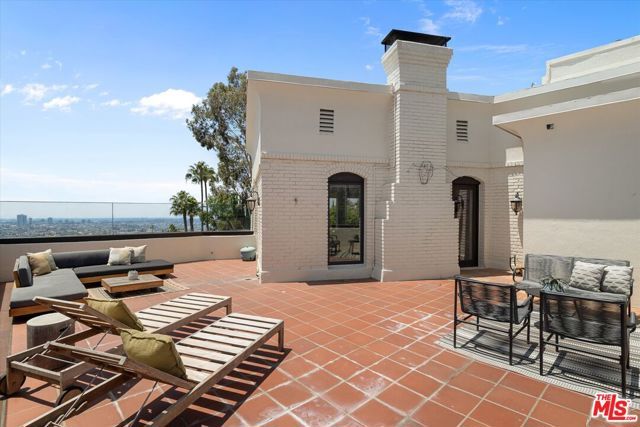 2700 Glendower Avenue, Los Angeles, CA 90027