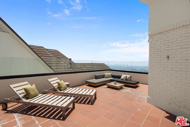 2700 Glendower Avenue, Los Angeles, CA 90027