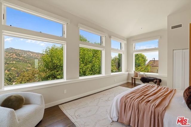 2700 Glendower Avenue, Los Angeles, CA 90027
