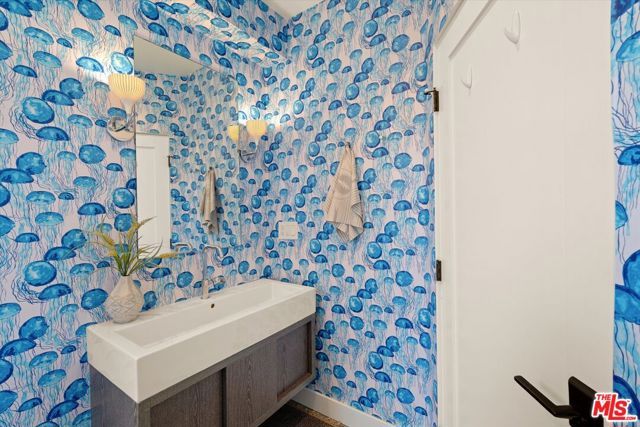 2700 Glendower Avenue, Los Angeles, CA 90027