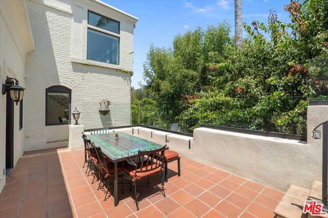 2700 Glendower Avenue, Los Angeles, CA 90027
