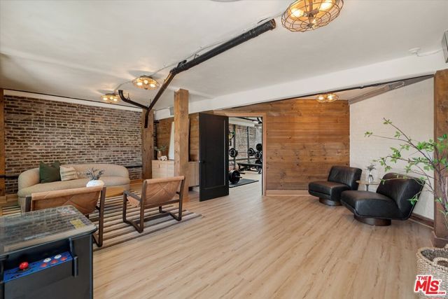2700 Glendower Avenue, Los Angeles, CA 90027