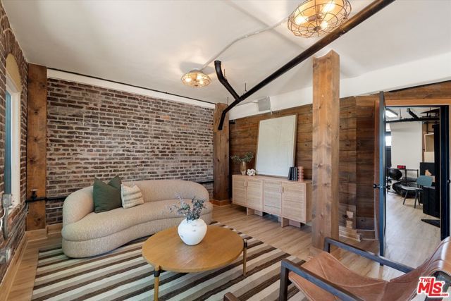 2700 Glendower Avenue, Los Angeles, CA 90027