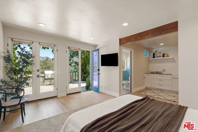 2700 Glendower Avenue, Los Angeles, CA 90027