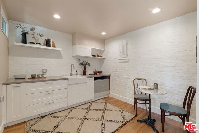 2700 Glendower Avenue, Los Angeles, CA 90027