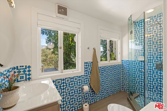 2700 Glendower Avenue, Los Angeles, CA 90027