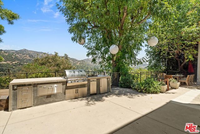 2700 Glendower Avenue, Los Angeles, CA 90027