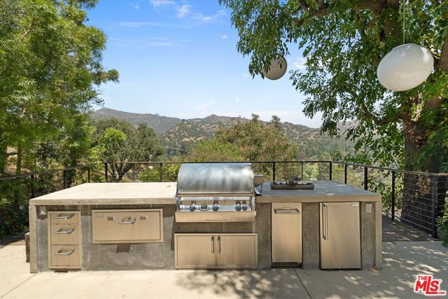 2700 Glendower Avenue, Los Angeles, CA 90027