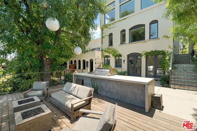 2700 Glendower Avenue, Los Angeles, CA 90027