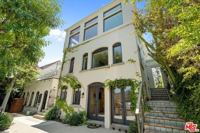 2700 Glendower Avenue, Los Angeles, CA 90027