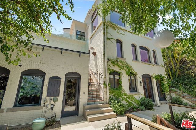 2700 Glendower Avenue, Los Angeles, CA 90027