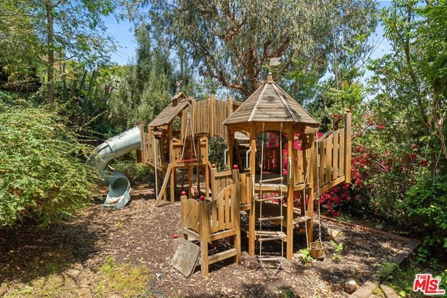 2700 Glendower Avenue, Los Angeles, CA 90027
