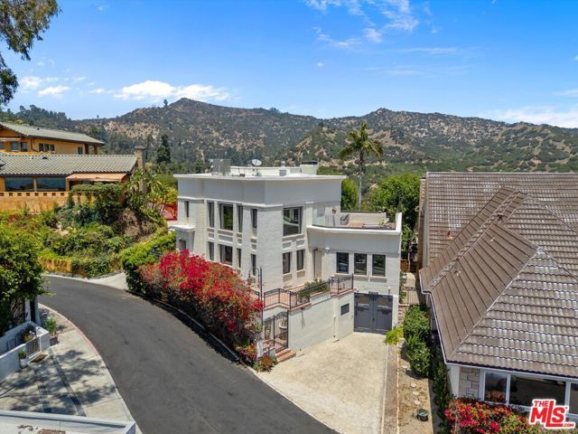 2700 Glendower Avenue, Los Angeles, CA 90027
