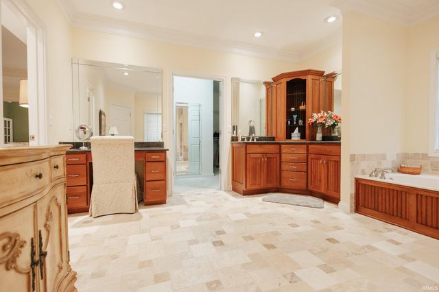 10480 WATERFORD Place, Newburgh, IN 47630