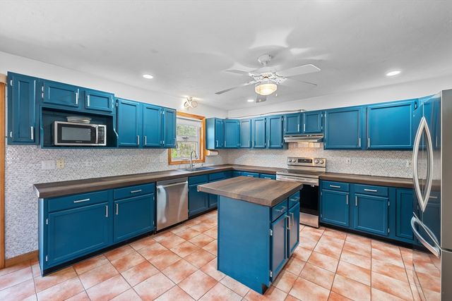 1 Woodmere Rd, Dudley, MA 01571