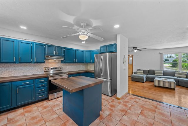 1 Woodmere Rd, Dudley, MA 01571