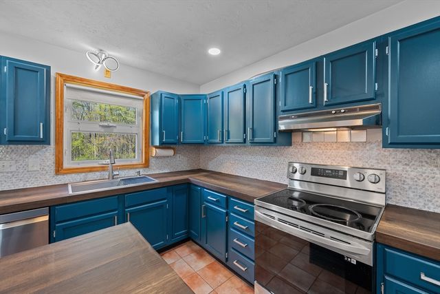 1 Woodmere Rd, Dudley, MA 01571