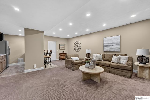 19288 Poppleton Avenue, Omaha, NE 68130