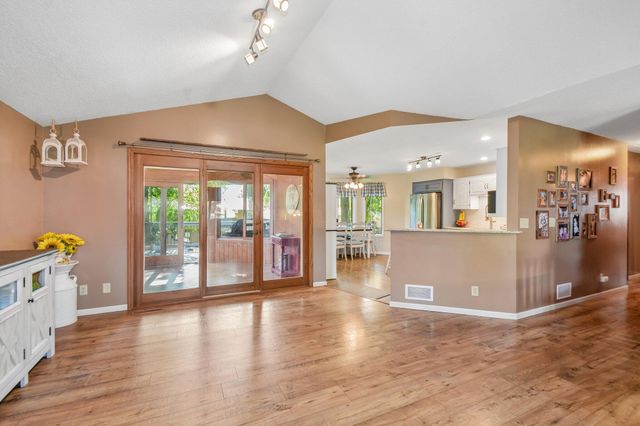 17160 Hamilton Drive, Lakeville, MN 55044