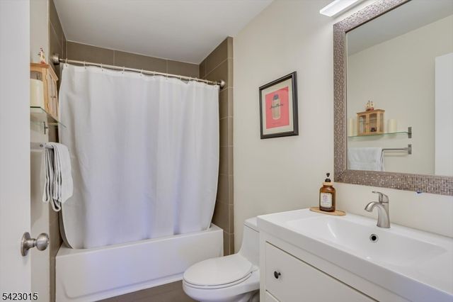 95 Sapphire Ln, Franklin Twp., NJ 08823