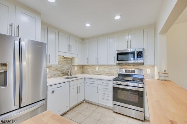 95 Sapphire Ln, Franklin Twp., NJ 08823