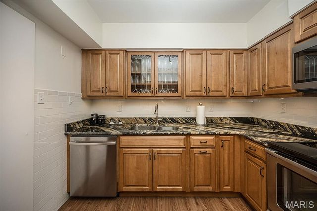 900 S Hanley Road 11D, St Louis, MO 63105