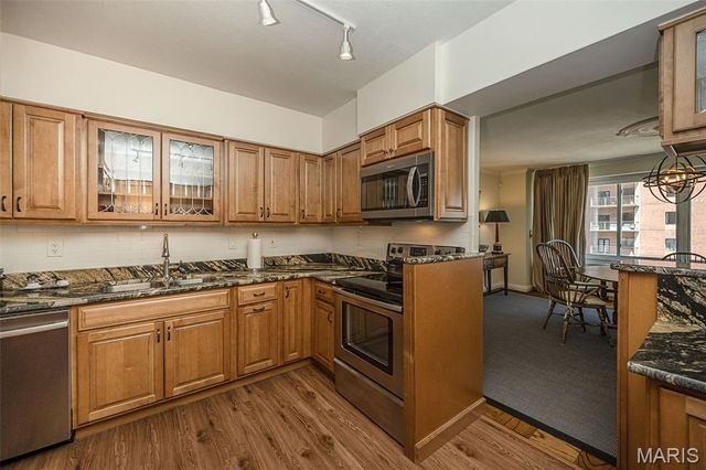 900 S Hanley Road 11D, St Louis, MO 63105
