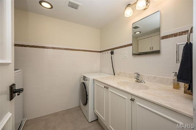 900 S Hanley Road 11D, St Louis, MO 63105
