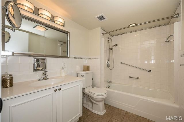 900 S Hanley Road 11D, St Louis, MO 63105