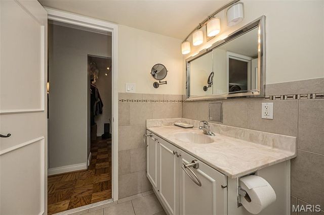 900 S Hanley Road 11D, St Louis, MO 63105