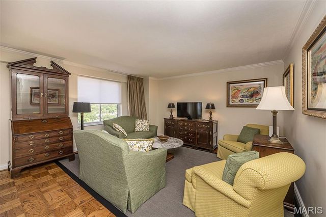 900 S Hanley Road 11D, St Louis, MO 63105