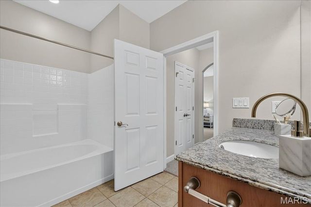 2756 McKnight Crossing Court, St Louis, MO 63124