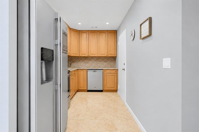 3230 S Ocean Boulevard D-607, Palm Beach, FL 33480