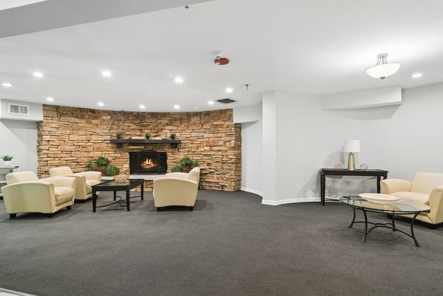 250 W Parliament Place 216, Mount Prospect, IL 60056