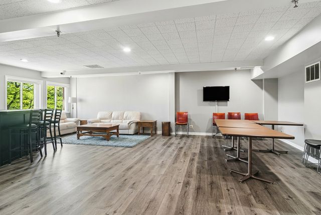 250 W Parliament Place 216, Mount Prospect, IL 60056